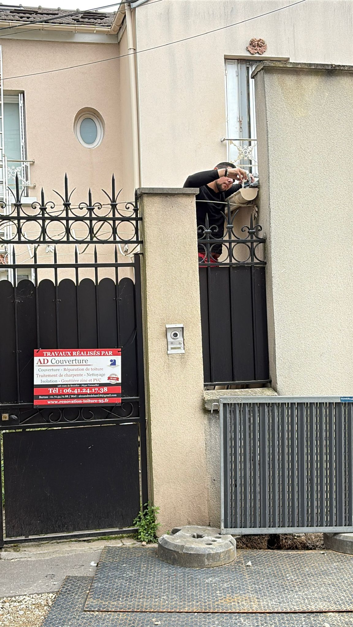 Chantier AD Couverture avec panneau de signalisation